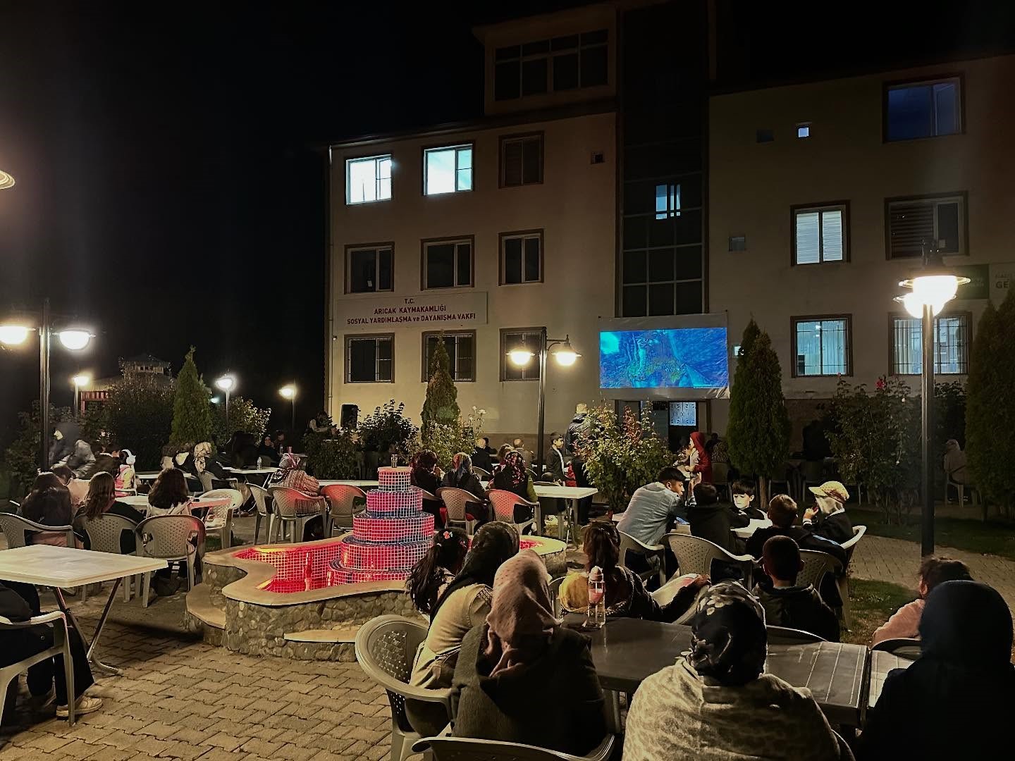 Arıcak ilçesinde açık hava sinema etkinliği
