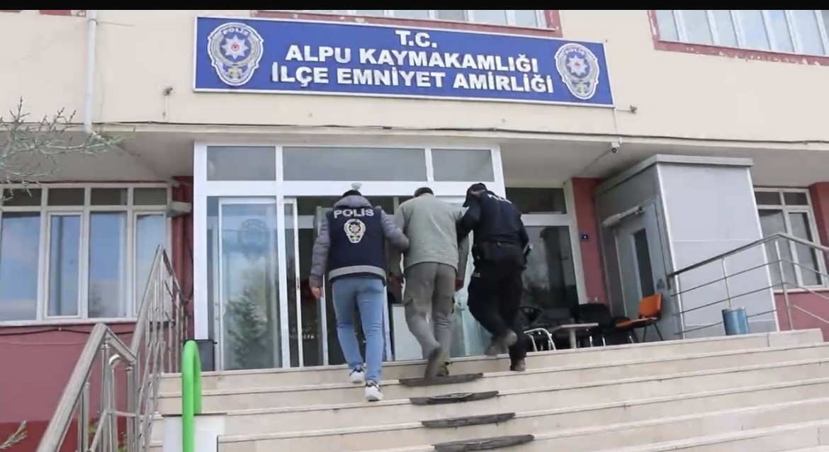 Polisten Alpu&rsquo;da uygulama: uyuşturucu ve silah ele ge&ccedil;irildi
