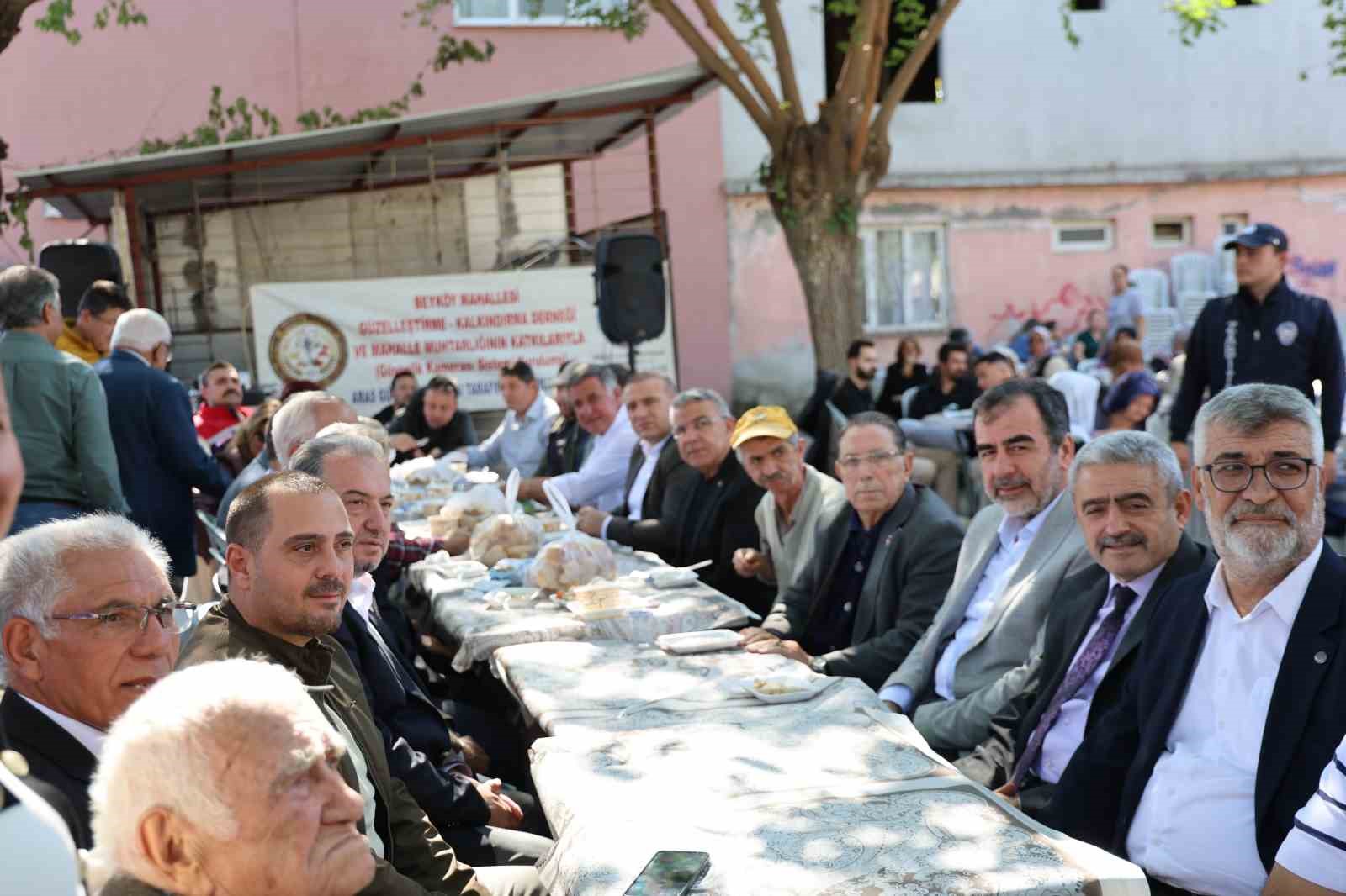 Köyün gençleri ve ihtiyar heyeti, tüm köyü aynı sofrada topladı

