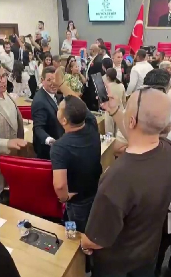 CHP İl Başkanı Saat&ccedil;ı&rsquo;nın oğlunun meclis salonundaki s&ouml;zlerine AK Parti&rsquo;den tepki
