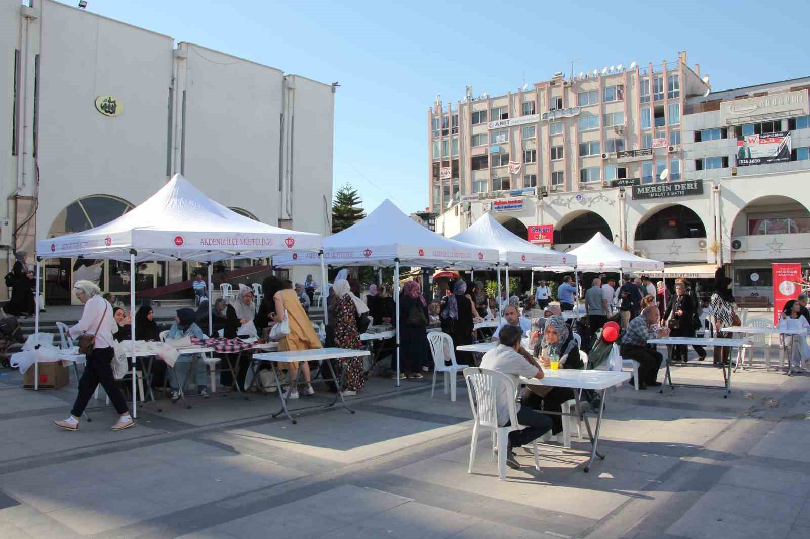 Mersin’de dönerden tantuniye hayır çarşısı yoğun ilgi gördü
