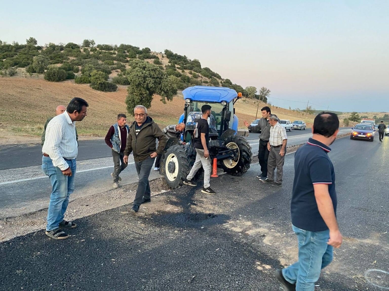 Uşak&rsquo;ta otomobil ile trakt&ouml;r &ccedil;arpıştığı kazada karı koca yaralandı
