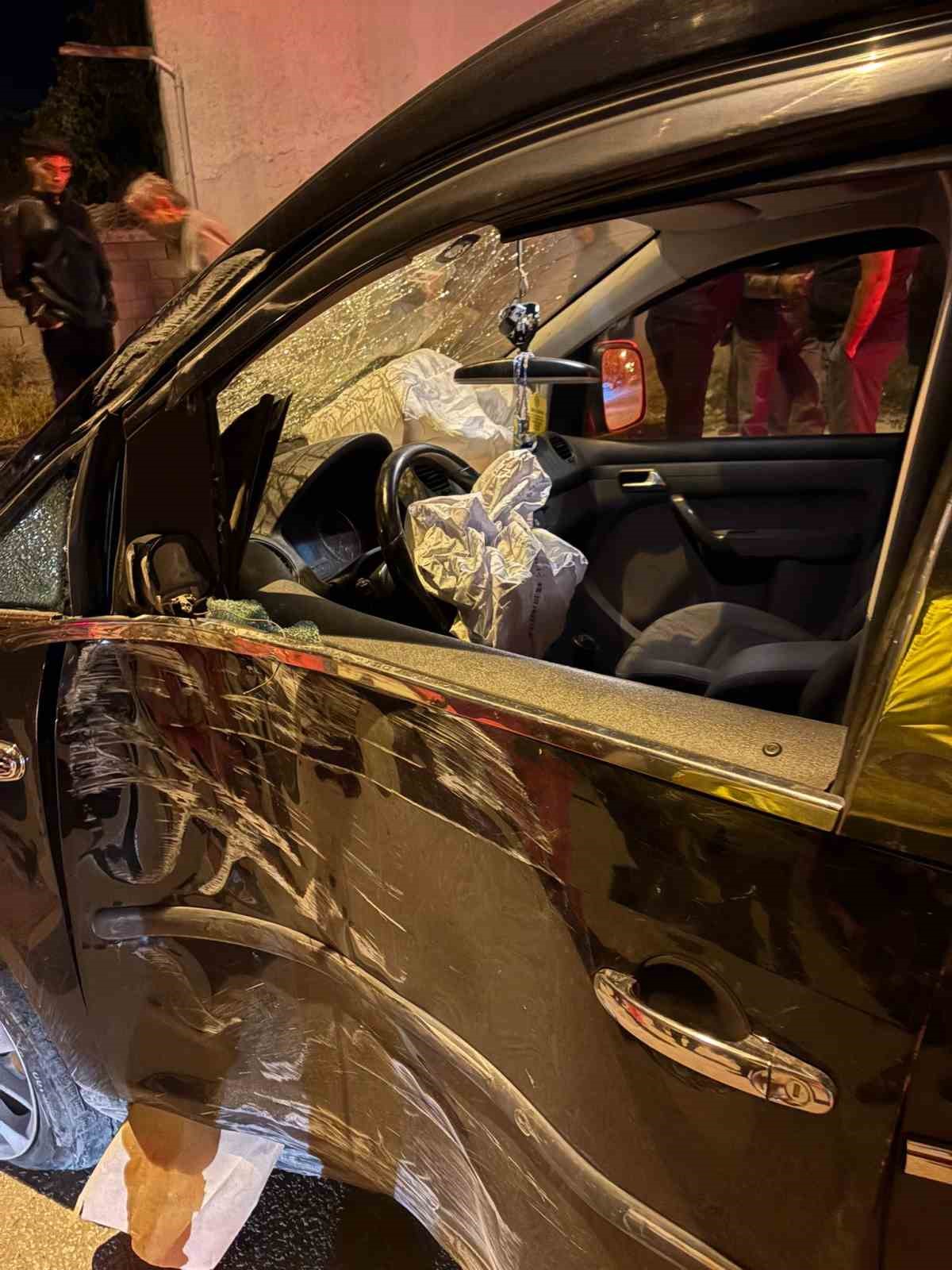 Kaza yaparak savrulan motosiklet yayalara &ccedil;arptı: 5 yaralı
