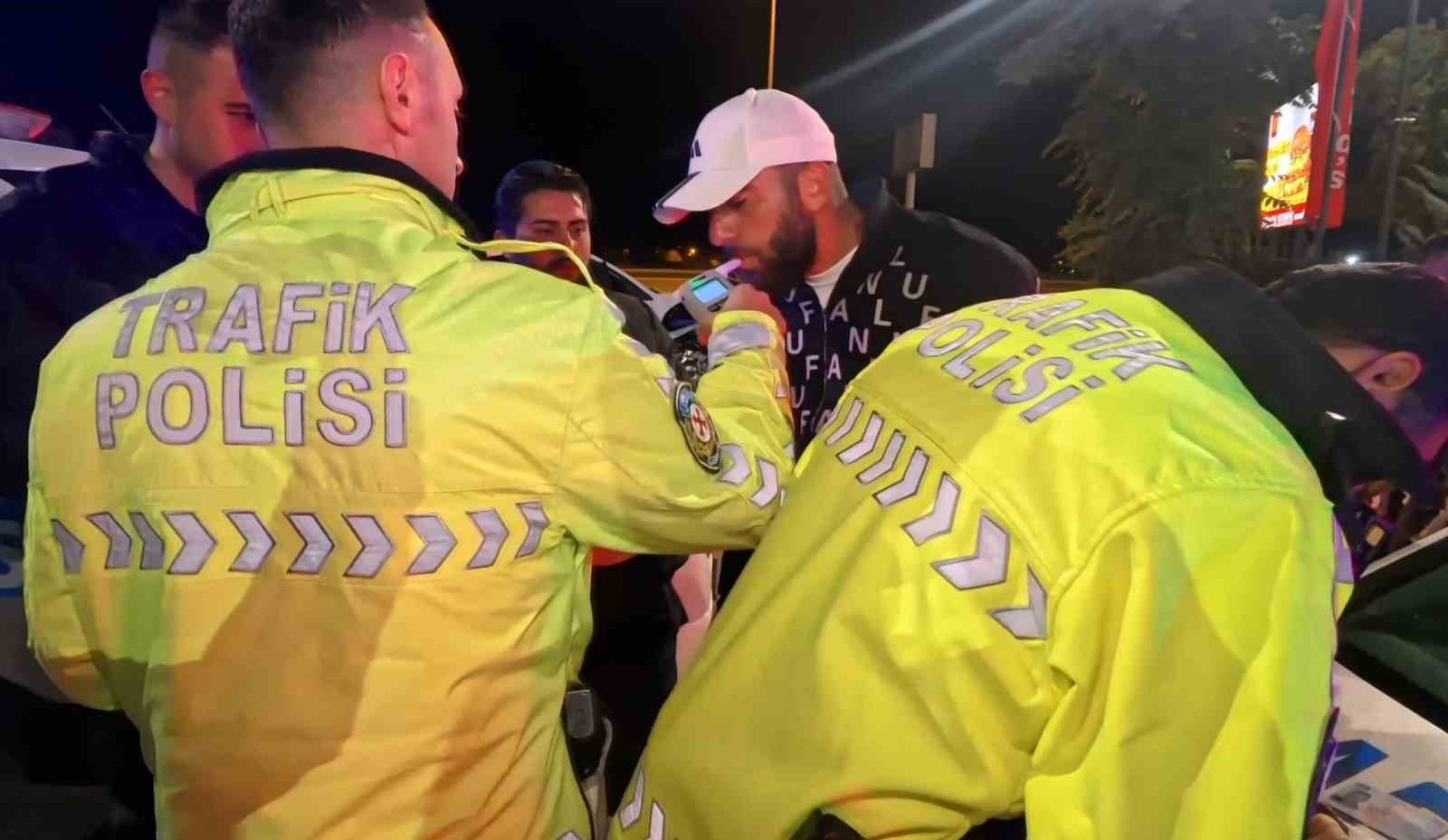 Aksaray&rsquo;da a&ccedil;ıkta alkol alan 2 şahsa kabahatler kanunundan ceza kesildi
