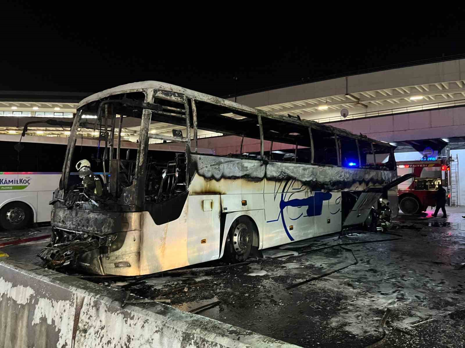 AŞTİ&rsquo;de otob&uuml;s yangını paniğe neden oldu
