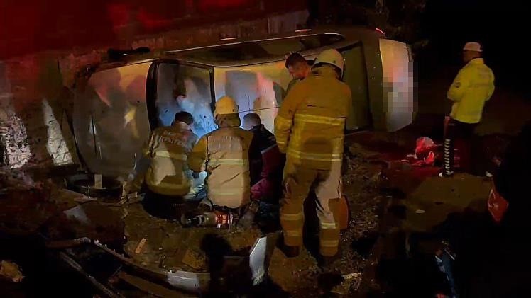 Feci kazada takla atan otomobil s&uuml;r&uuml;c&uuml;s&uuml; ara&ccedil;ta sıkıştı
