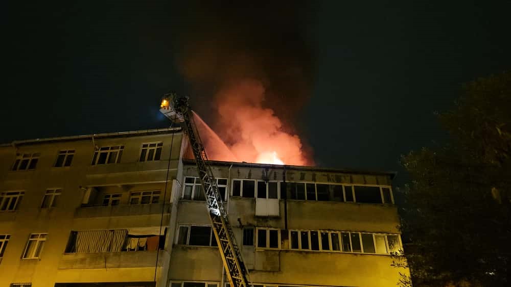 Beyoğlu&rsquo;nda 4 katlı binanın &ccedil;atısı alev alev yandı: Vatandaşlar tahliye edildi
