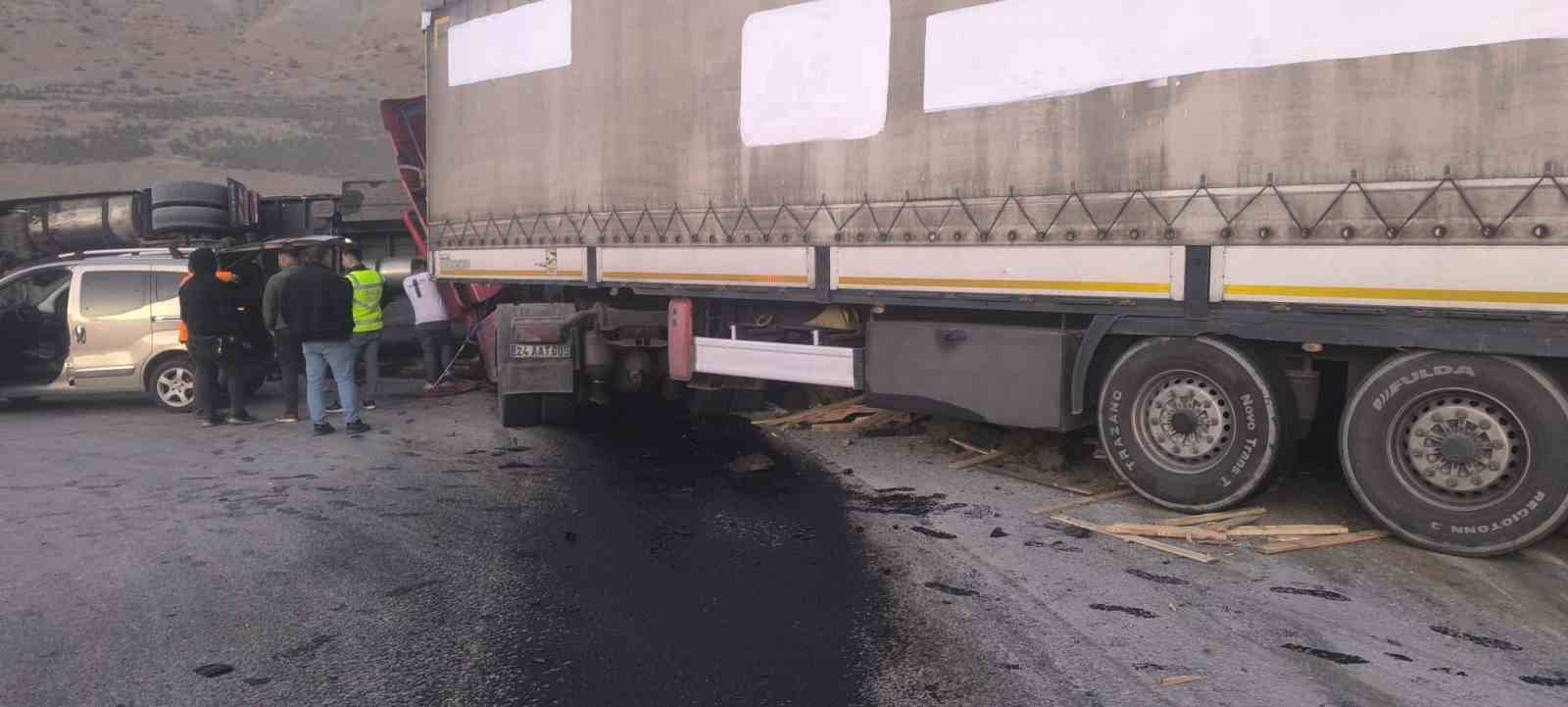 Erzincan&rsquo;da tır kazası: 2 yaralı
