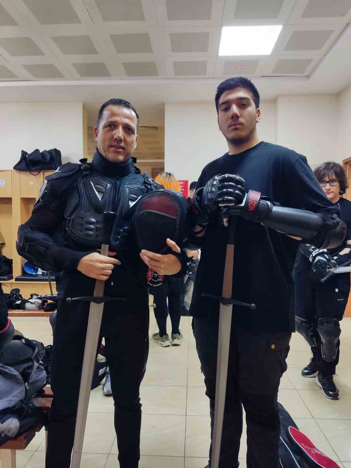 Video oyunu merakı baba-oğlu kılıç sporunda buluşturdu