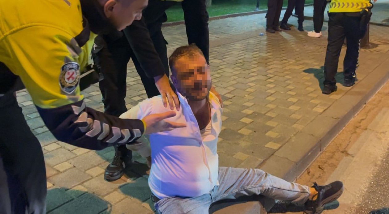 Alkollü sürücü patlak lastikle kaçtı, polisi peşinde pervane etti: 