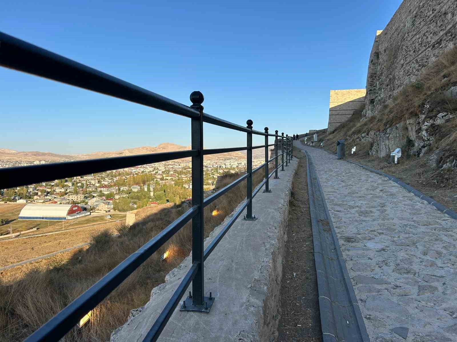 Van Kalesi’nin surlarına korkuluk yapıldı
