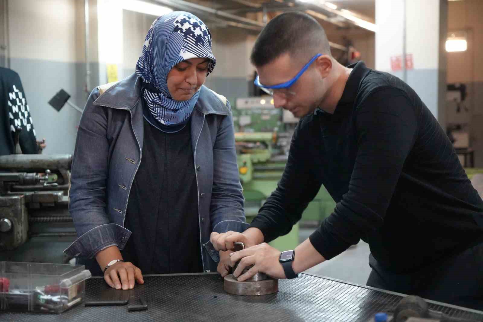 45 yaşında üniversiteye başladı, endüstriyel kalıpçılık bölümünün tek kadın öğrencisi oldu
