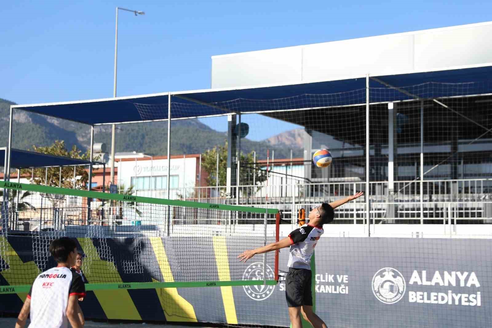 Moğolistan U16 plaj voleybolu milli takımı Alanya&rsquo;da kampa girdi
