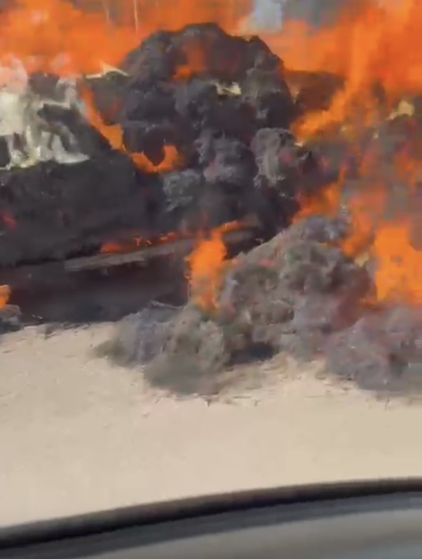 Antalya&rsquo;da seyir halindeki trakt&ouml;rde saman balyaları alev alev yandı
