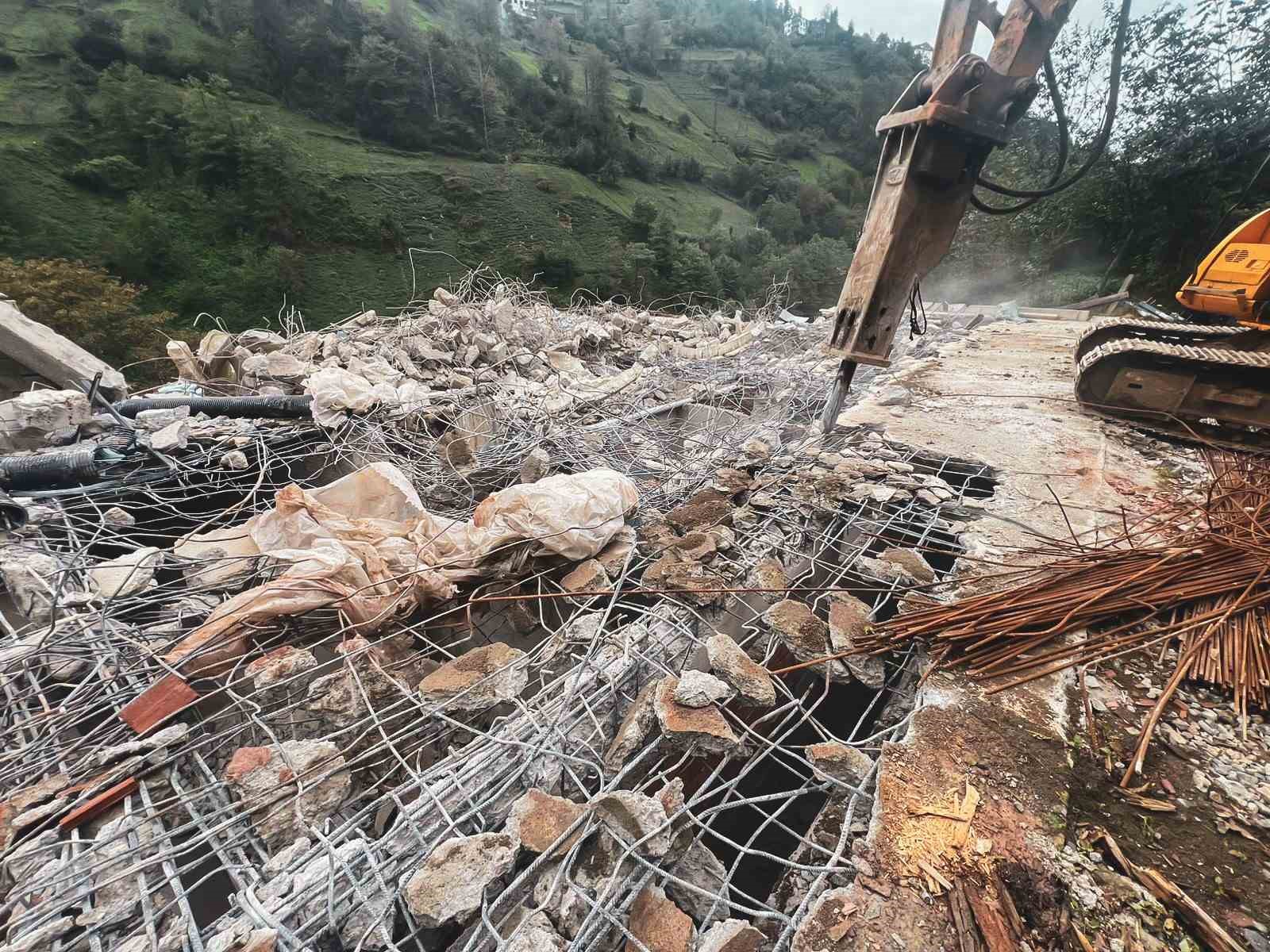 Fırtına Vadisi’nde kaçak ve riskli yapılar tek tek kaldırılıyor