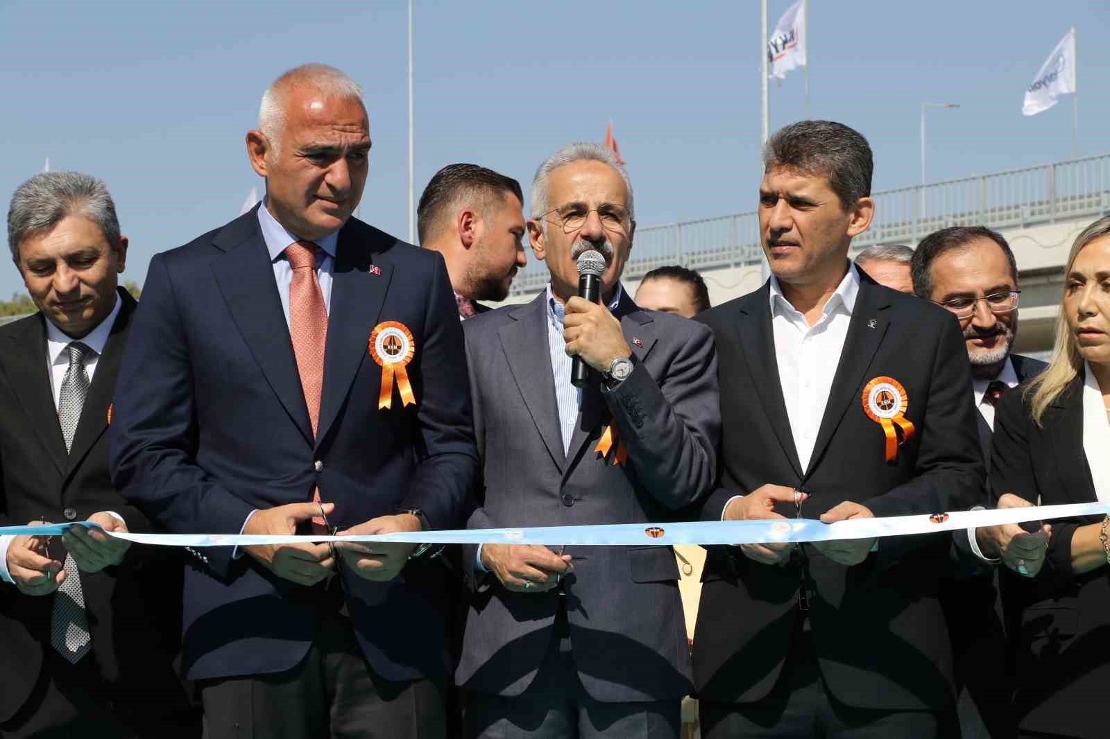 Bakan Uraloğlu: "Antalya’nın kalbine giden yolları açarken sevgi, hizmet ve kararlılıkla bu güzel şehri geleceğe taşıyacağız"
