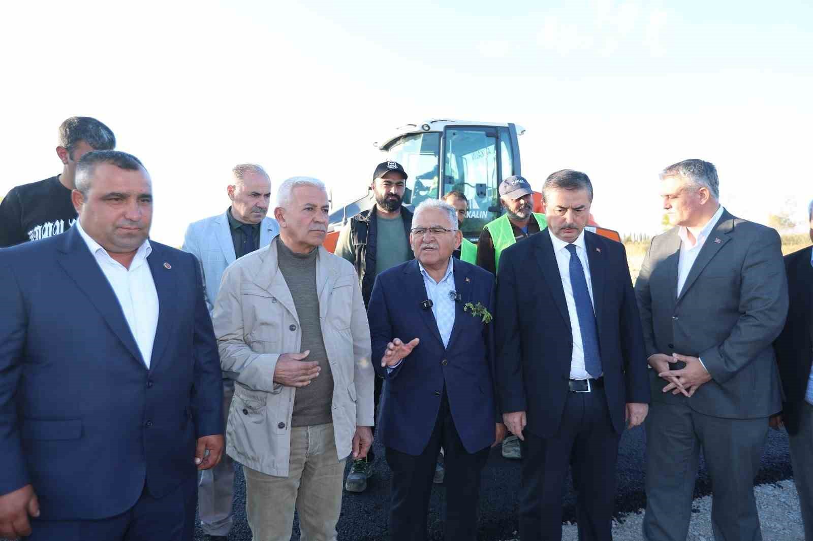 Başkan B&uuml;y&uuml;kkılı&ccedil;, Yeşilhisar&rsquo;da asfalt &ccedil;alışmalarını yerinde inceledi
