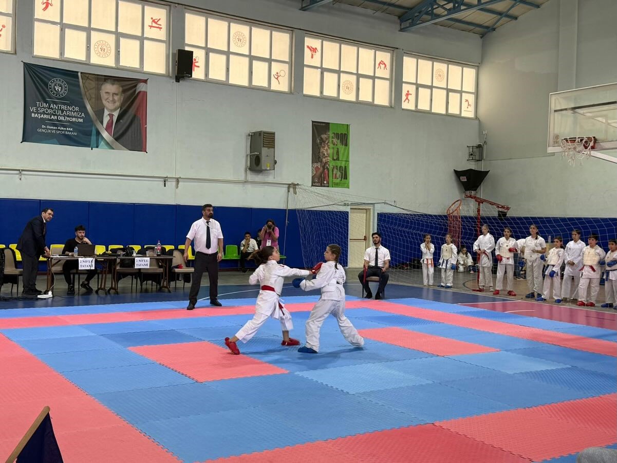 Gen&ccedil; sporcular h&uuml;nerlerini sergiledi
