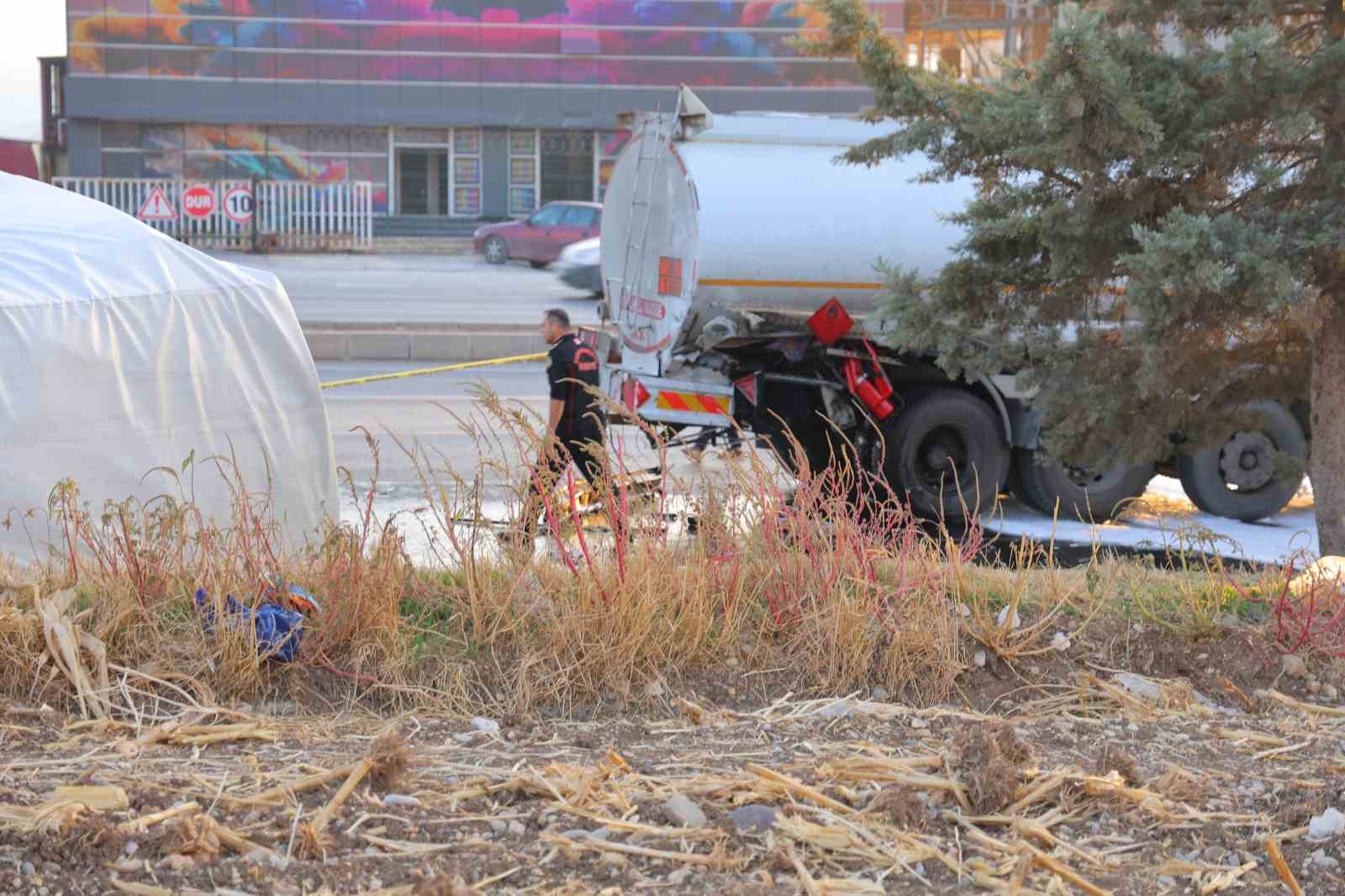 Yakıt tankerine &ccedil;arpan kamyonetin s&uuml;r&uuml;c&uuml;s&uuml; hayatını kaybetti
