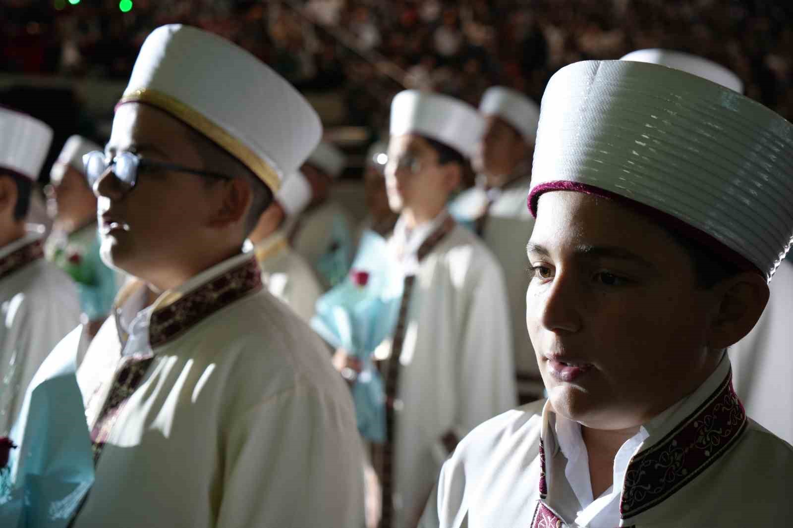 Kur’an’ı ezberleyen 75 erkek, 88’i kız öğrenci hafızlık icazetlerini aldı
