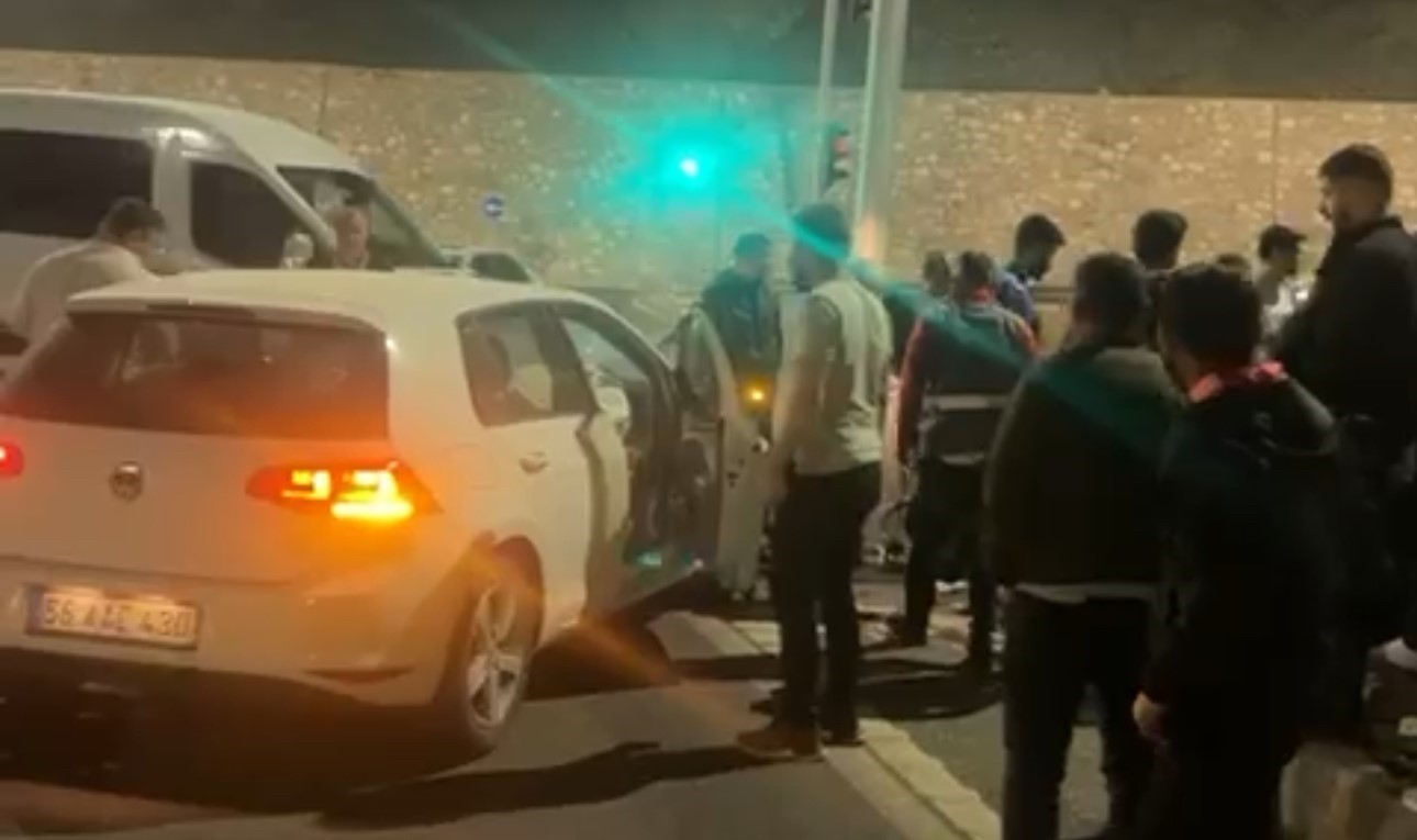 Elazığspor oyuncularını taşıyan otob&uuml;s ile otomobil &ccedil;arpıştı: 1 kişi yaralandı
