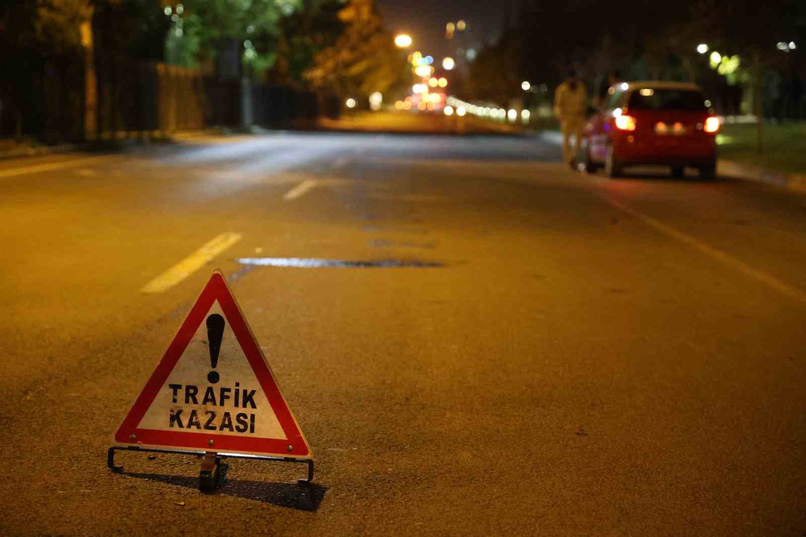 Elazığ’da otomobil yayalara çarptı: 2 ağır yaralı