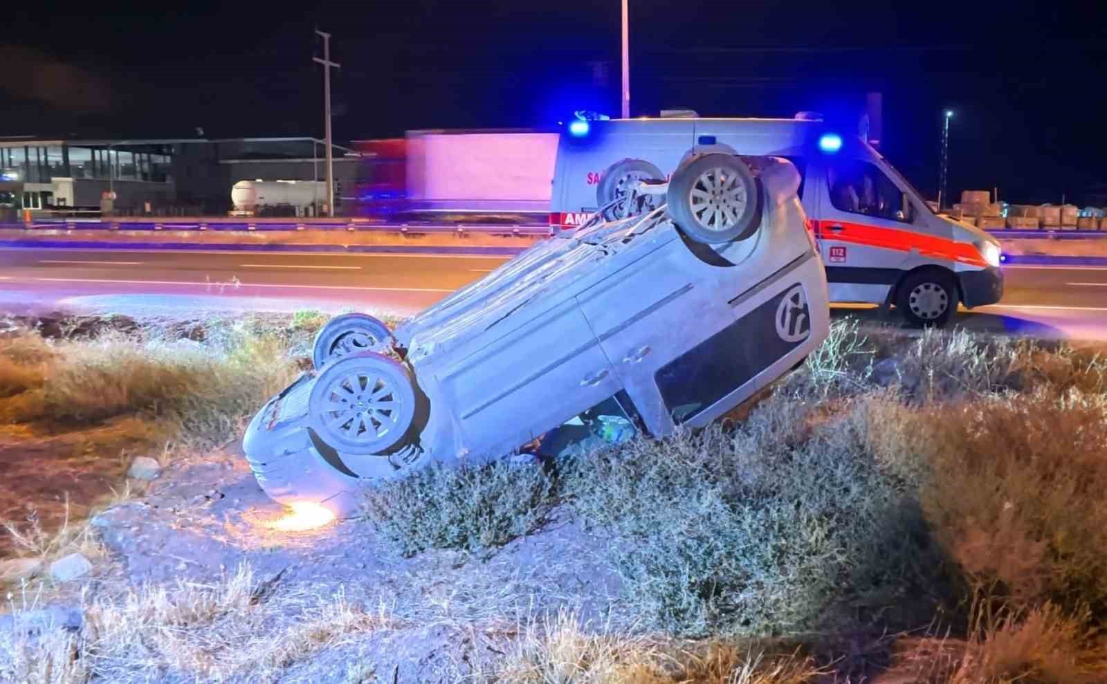 Takla atan hafif ticari aracın s&uuml;r&uuml;c&uuml;s&uuml; ka&ccedil;arak kayıplara karıştı
