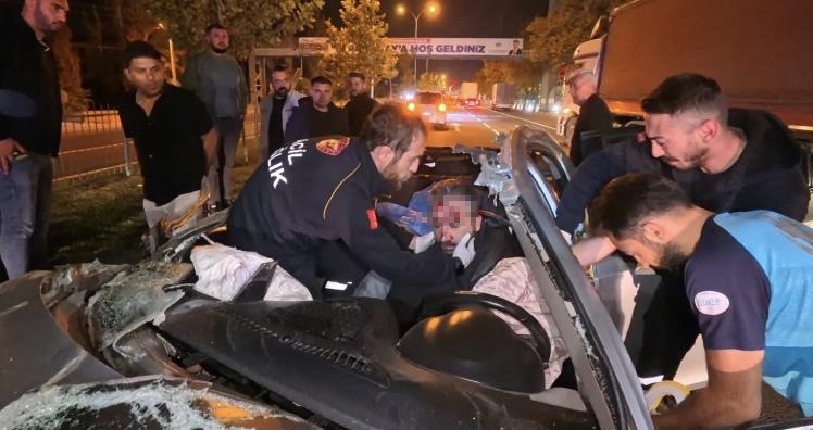 Otomobil tıra arkadan &ccedil;arptı: 1 &ouml;l&uuml; 1 ağır yaralı
