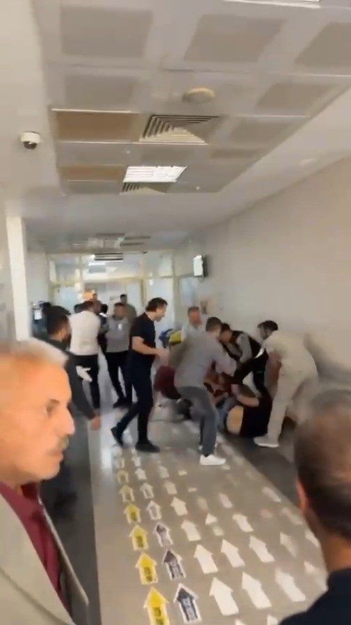 Şanlıurfa&rsquo;da hastane acilinde tekme tokat kavga kamerada
