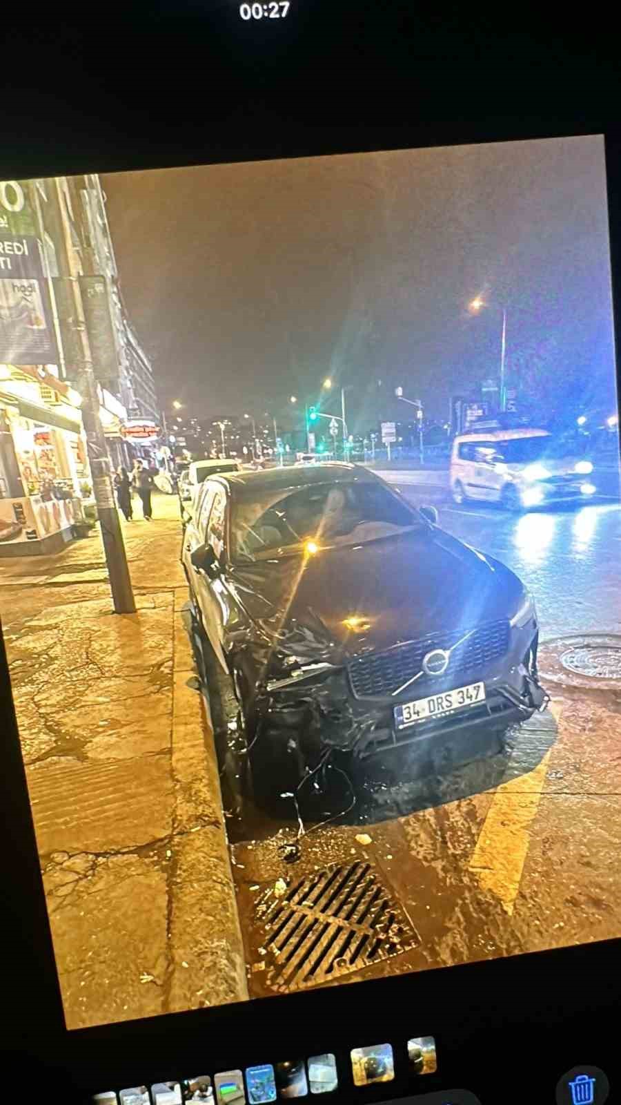 Ey&uuml;psultan&rsquo;da bir s&uuml;r&uuml;c&uuml; sokakta bulunan 8 araca &ccedil;arptı
