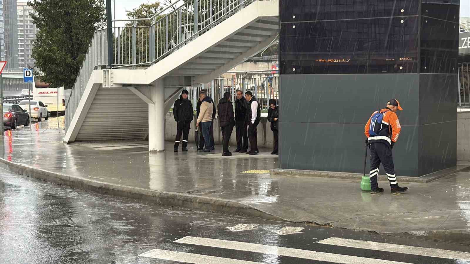 İstanbul g&uuml;ne yağmurla başladı
