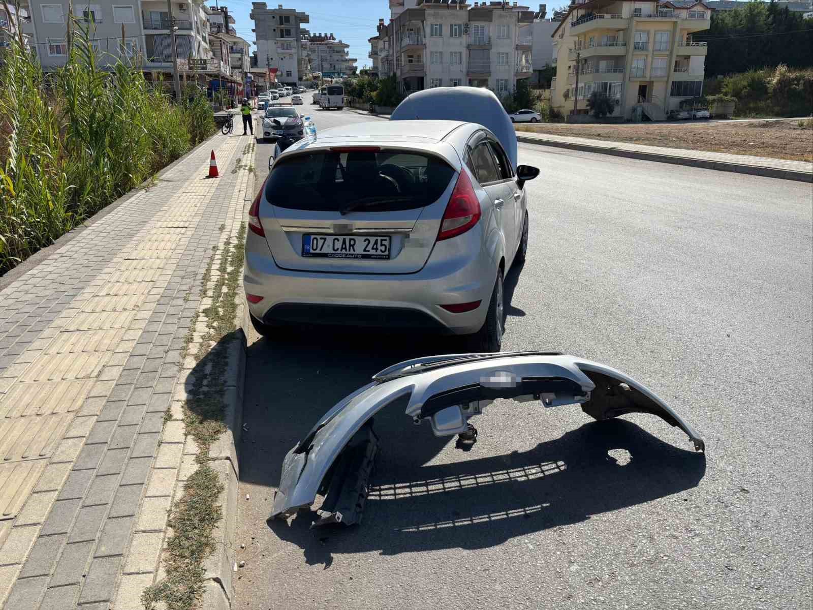 Manavgat&rsquo;ta otomobiller &ccedil;arpıştı: 2 yaralı
