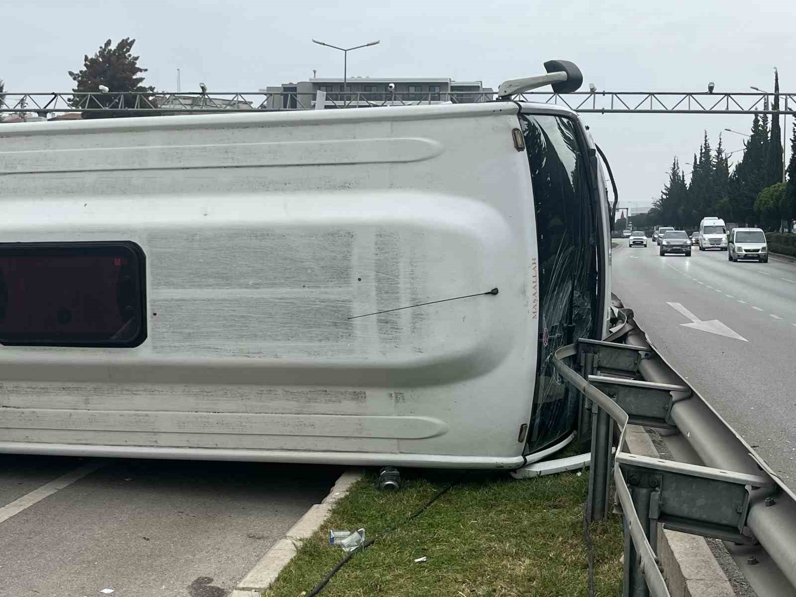 İzmir’de havalimanı personel servisi devrildi: 5 yaralı