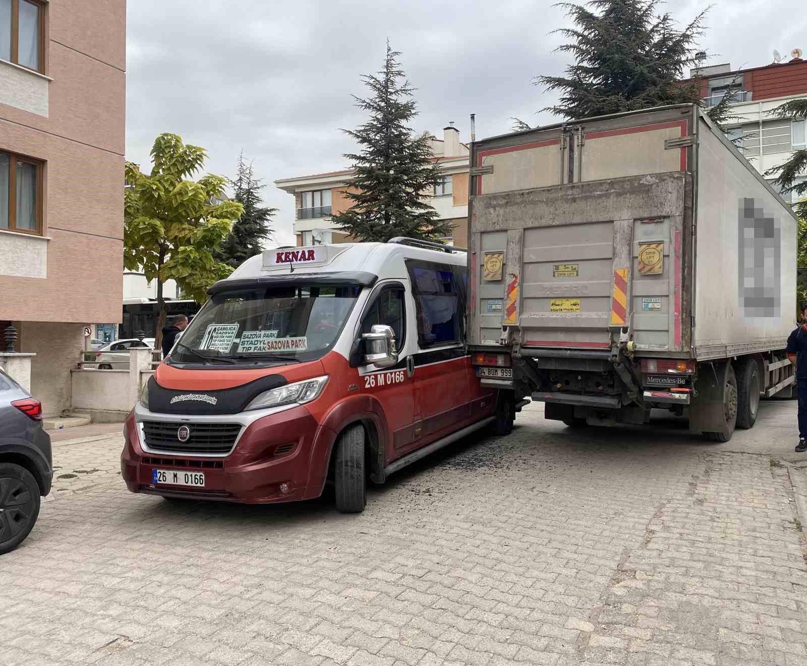 Tır ile minib&uuml;s&uuml;n &ccedil;arpıştığı kaza maddi hasarla atlatıldı
