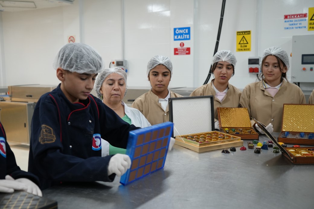 Fabrika gibi okulda çikolata üretiminden yılda 3 milyon TL’lik ciro