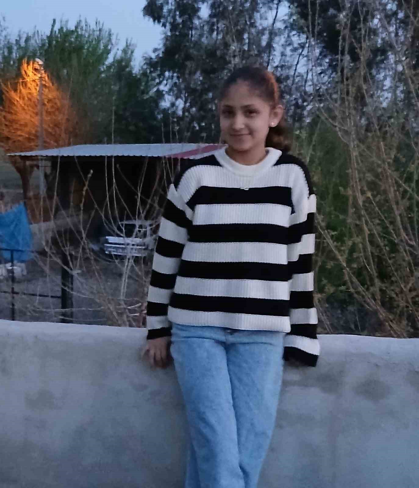 Okul servisinden indikten sonra otomobilin çarptığı lise öğrencisi ağır yaralandı