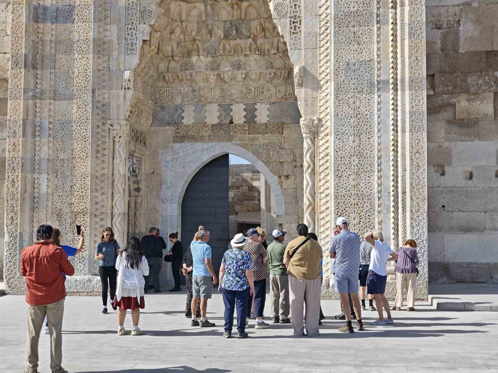 Sultanhanı Kervansarayı yerli ve yabancı turistlerin ilgi odağı
