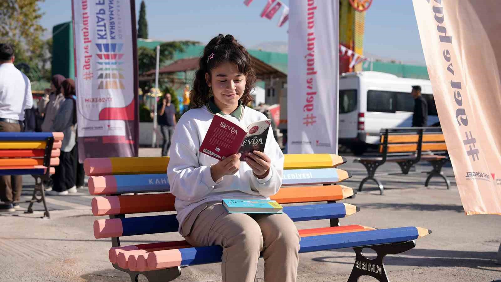 10. Uluslararası Kitap Fuarı, ilk gününde 20 bin ziyaretçi
