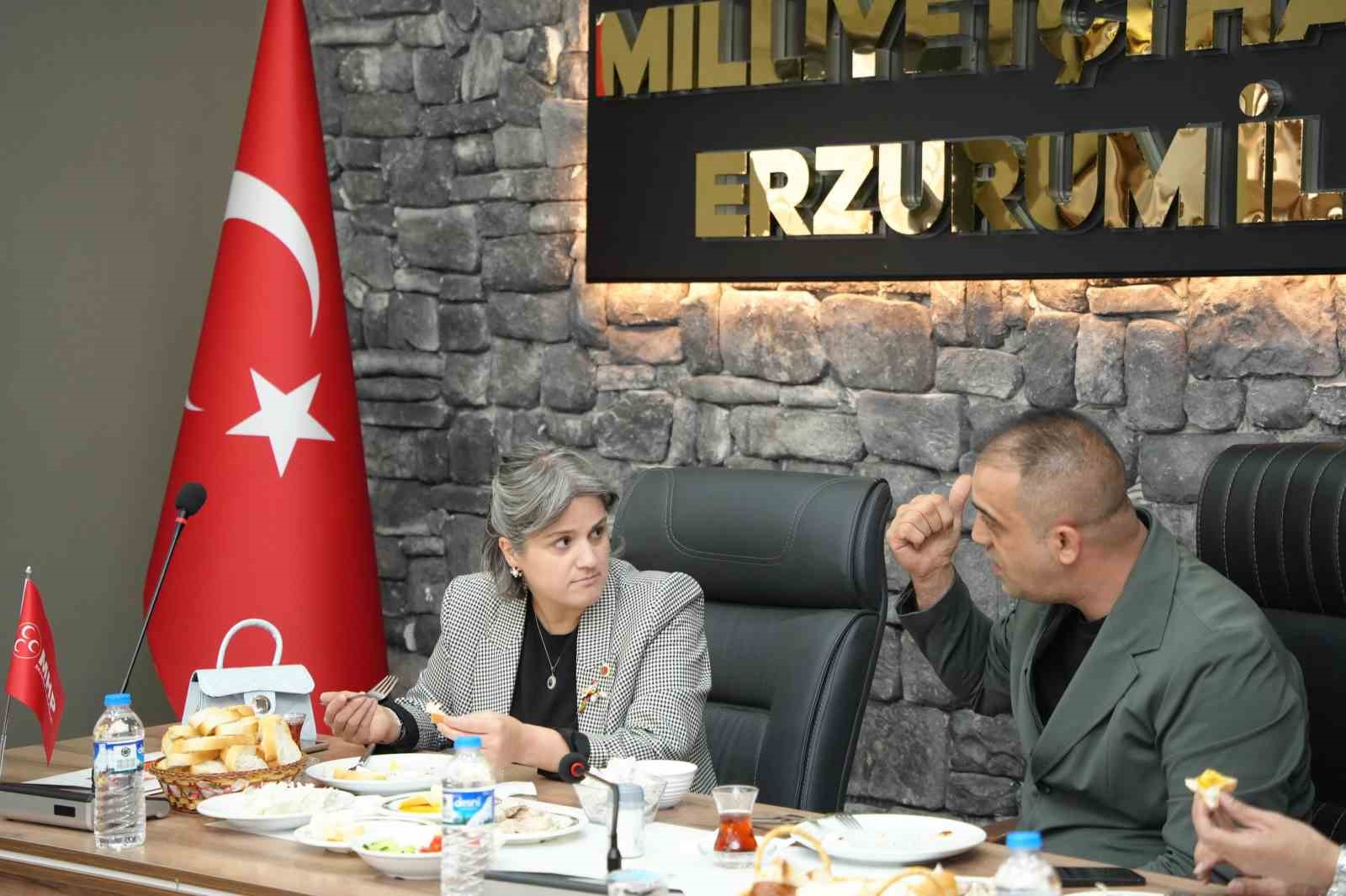 Muhtarlar, MHP Erzurum İl Başkanı Yurdag&uuml;l ile kahvaltıda buluştu
