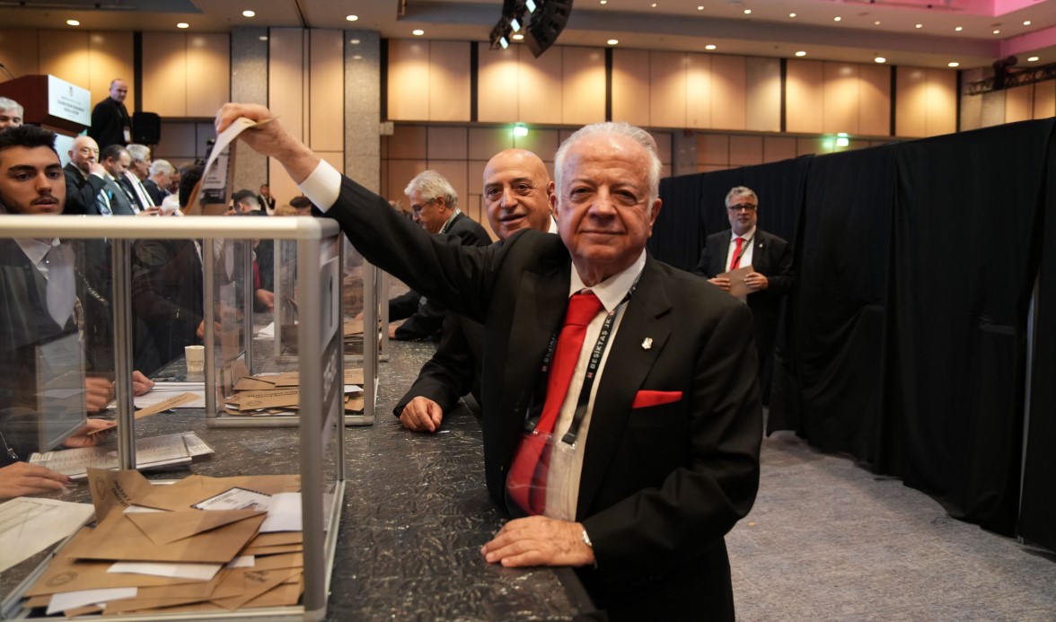 Beşiktaş&rsquo;ta divan başkanı adayları oylarını kullandı