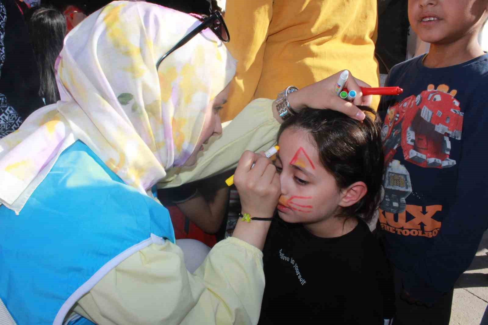 Siirt’te Aile Festivali’nde yüzlerce çocuk doyasıya eğlendi