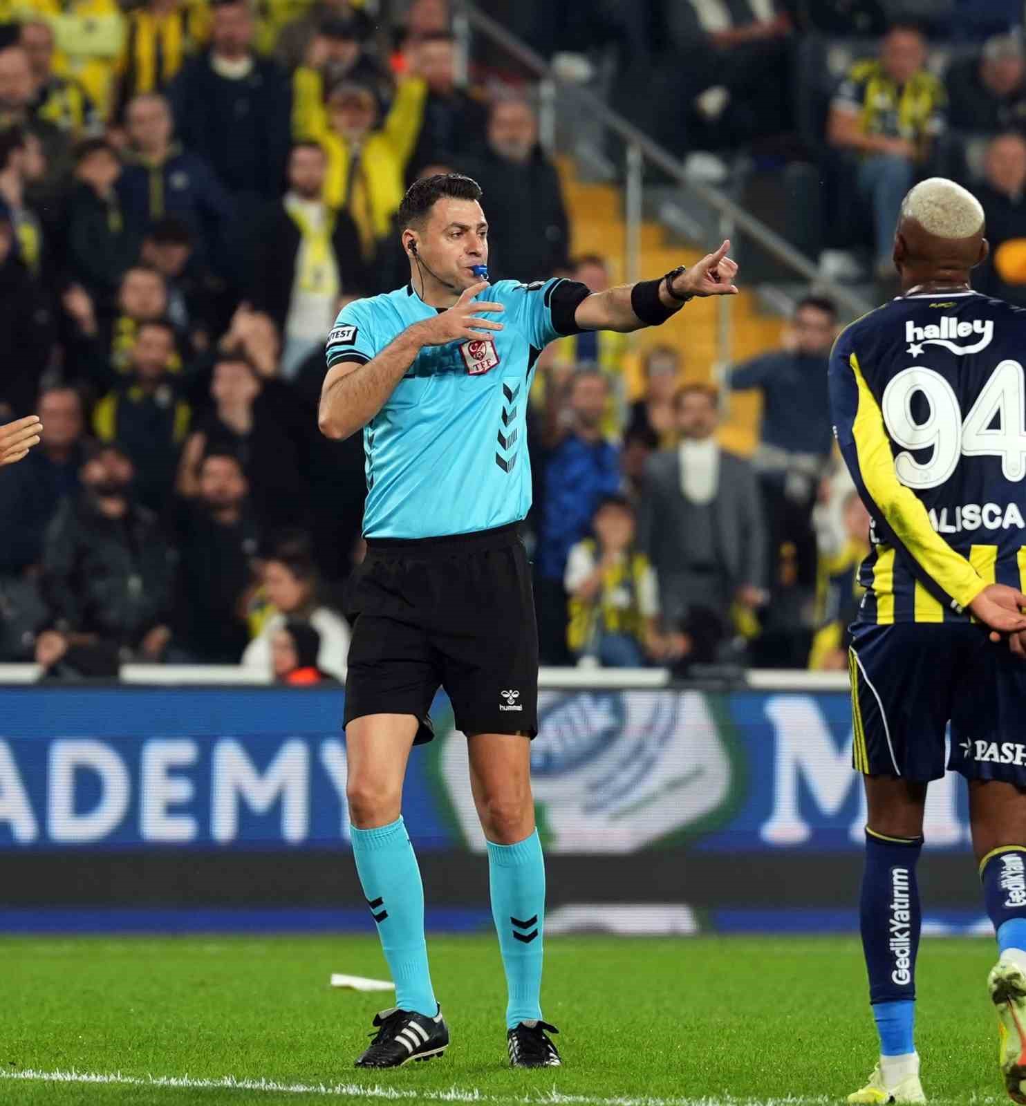 Trendyol Süper Lig: Fenerbahçe: 2 - Fatih Karagümrük: 0 (İlk yarı)
