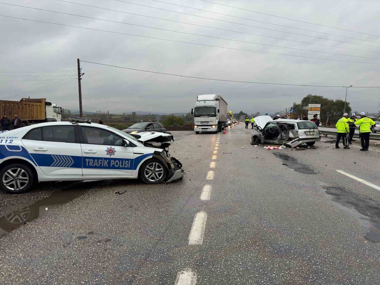 Balıkesir&rsquo;de polis aracı otomobille &ccedil;arpıştı: 3 yaralı
