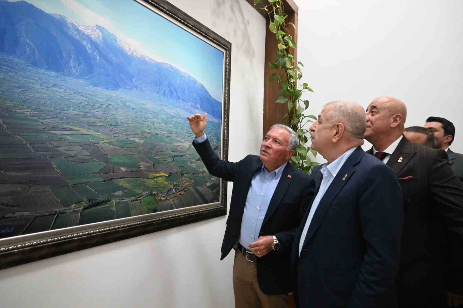 Zafer Partisi lideri Özdağ’dan Başkan Kepenek’e övgü; "Gerçekten kıskandım"
