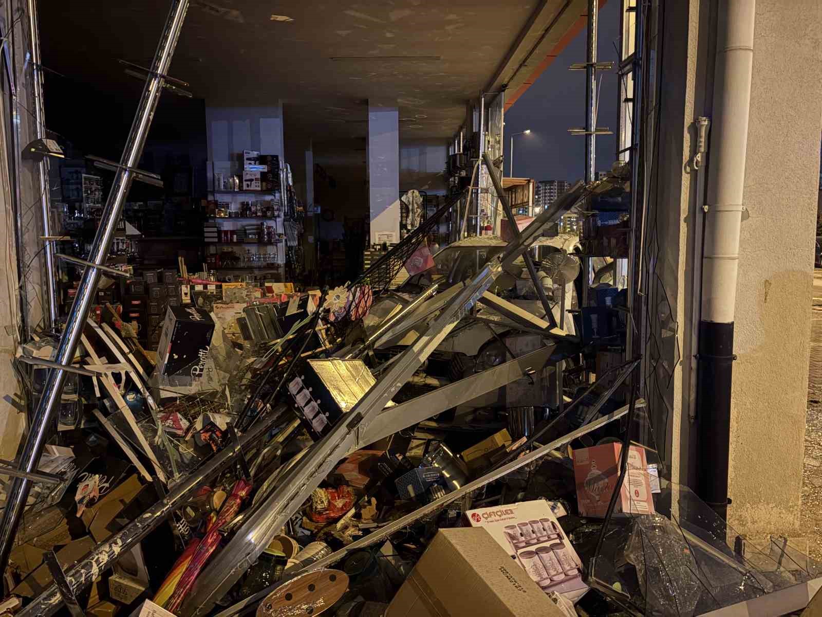 Otomobil z&uuml;ccaciye d&uuml;kkana daldı: 1 yaralı
