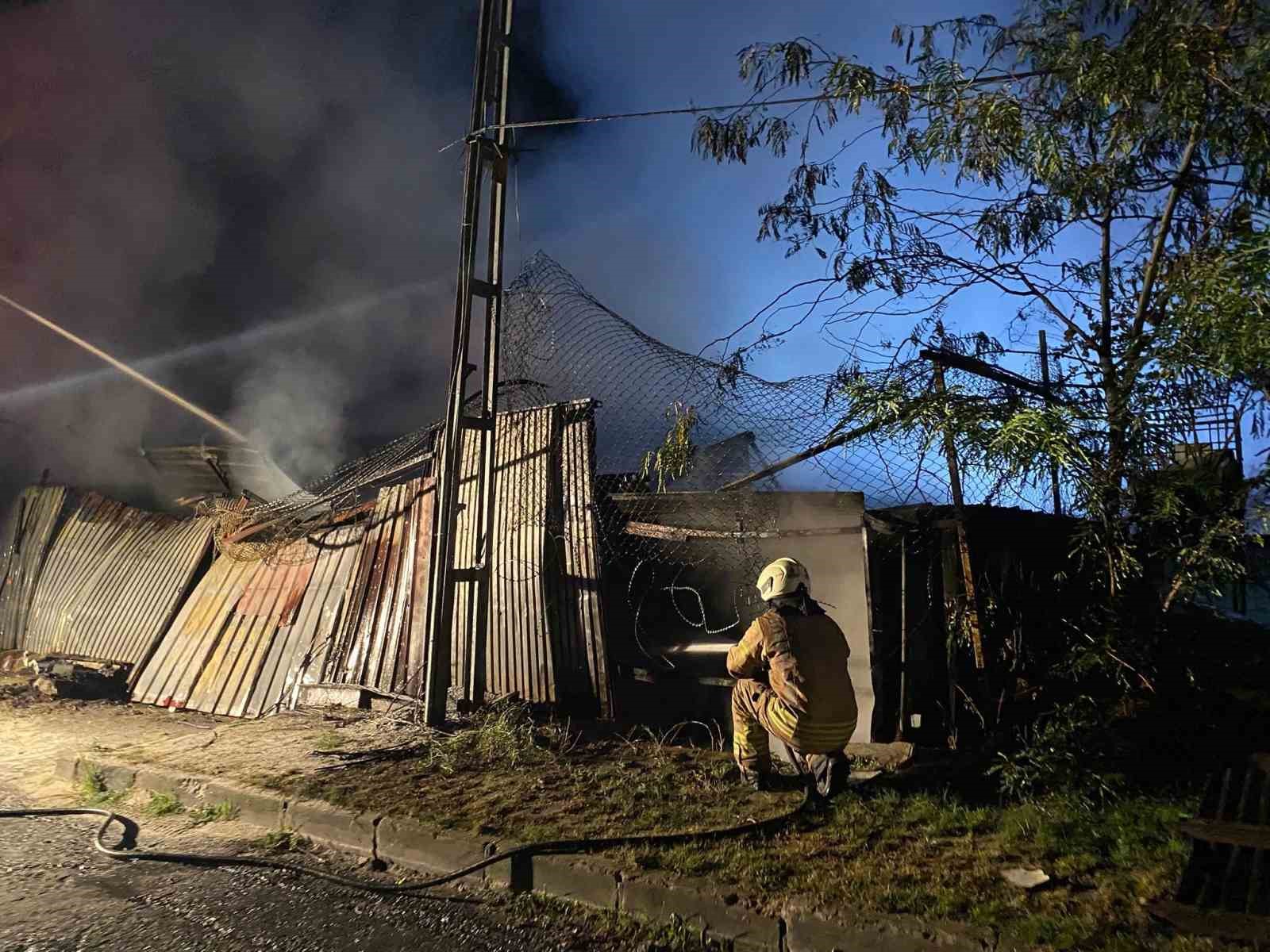 K&uuml;&ccedil;&uuml;k&ccedil;ekmece&rsquo;de iş yeri yangını elektrik tellerine sı&ccedil;radı, patlamalar peş peşe geldi
