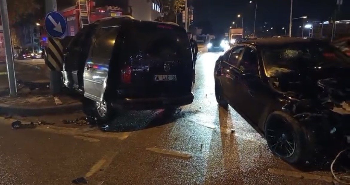 Bursa&rsquo;da hafif ticari ara&ccedil; ile otomobil &ccedil;arpıştı: 3 yaralı
