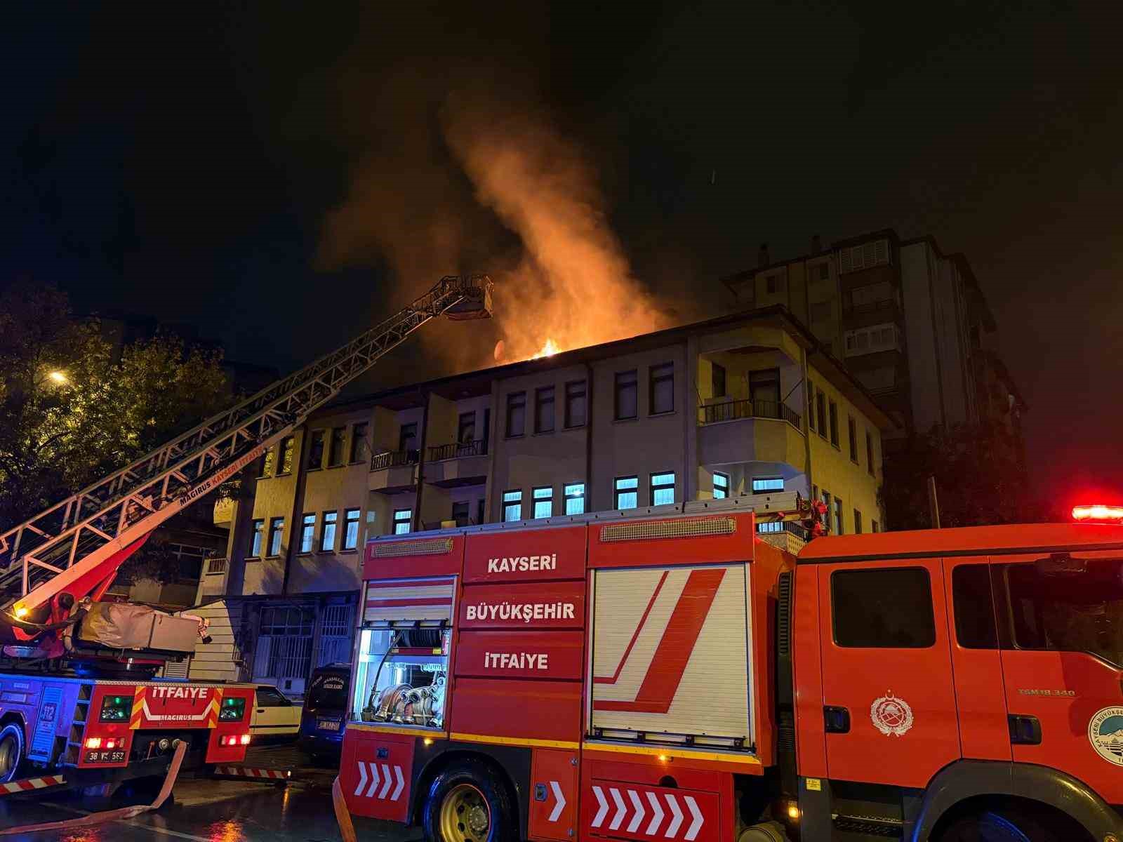 Eşi eve almayınca sinirlenip binanın &ccedil;atısını yaktı: 1 g&ouml;zaltı
