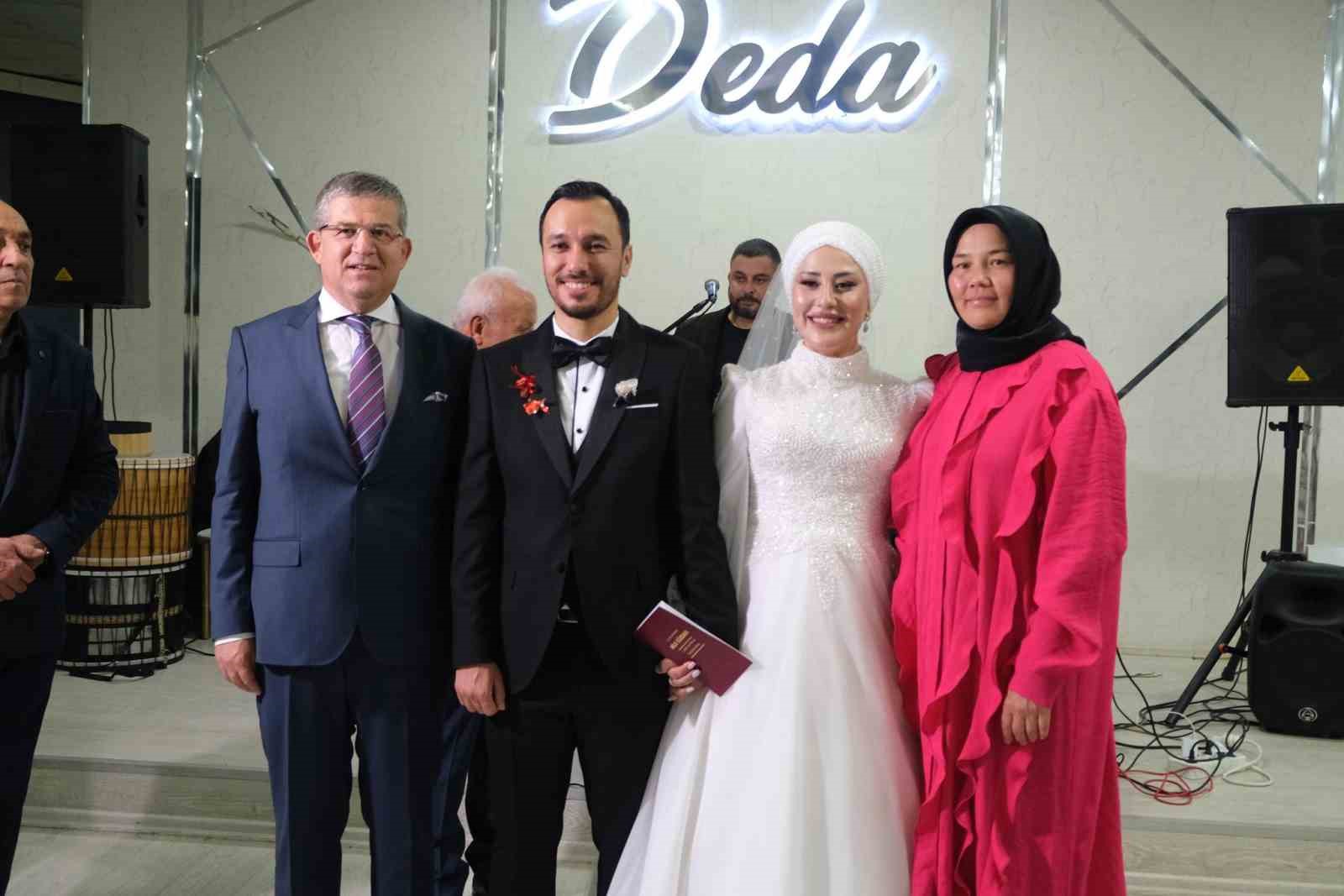 Başkan Arslan gen&ccedil; &ccedil;iftin nikahını kıydı
