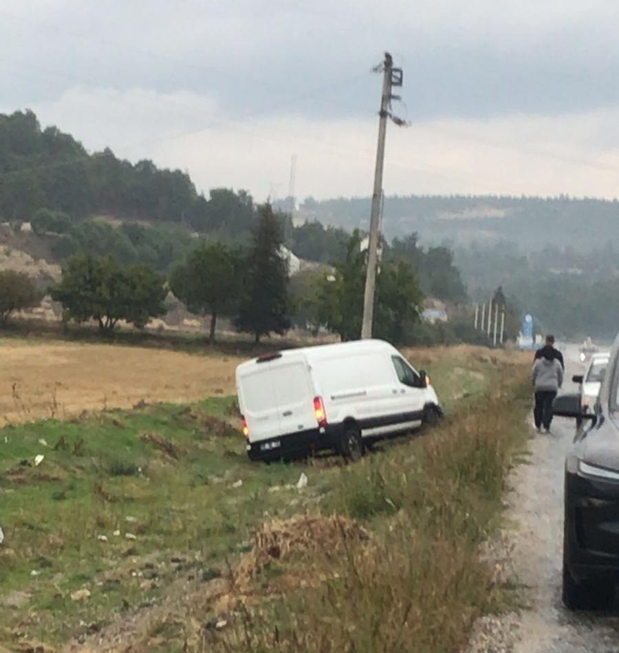 Kamyonet ile otomobilin &ccedil;arpıştığı kazada 5 kişi yaralandı
